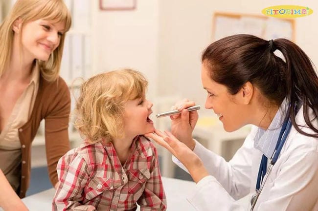 Trẻ bị viêm amidan mạn tính có thể cần điều trị bằng phương pháp phẫu thuật