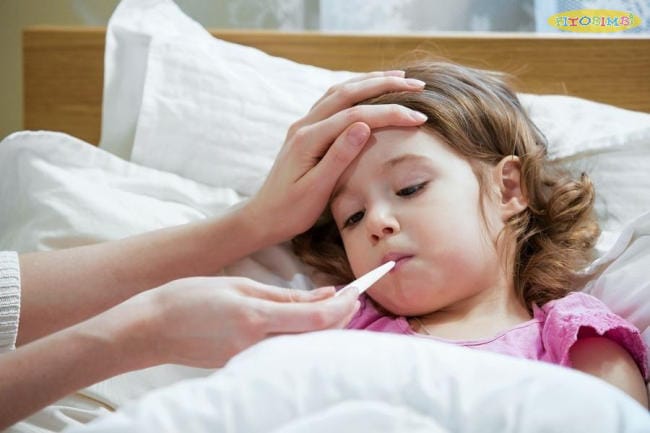 Trẻ bị viêm amidan, sốt trên 38,5 độ C cần được uống thuốc hạ sốt