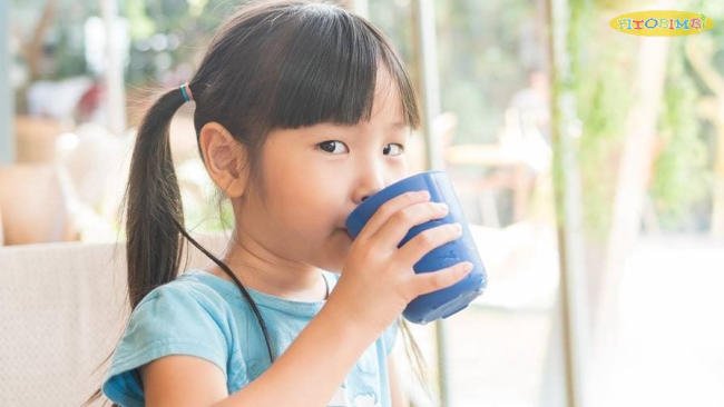 Trẻ bị viêm amidan thường đau khi nuốt, nhưng uống đủ nước rất quan trọng