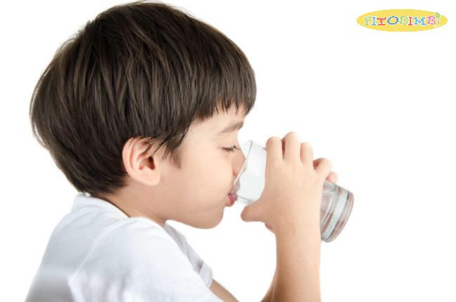 Trẻ bị viêm phổi nên uống nhiều nước