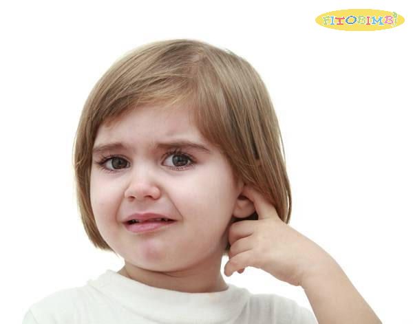 Trẻ bị viêm tai giữa thường khóc và khó chịu do đau