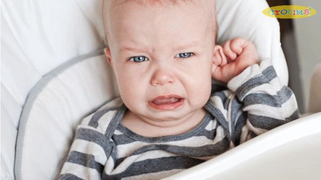 Trẻ bị viêm tai ngoài gây đau, ngứa cho trẻ