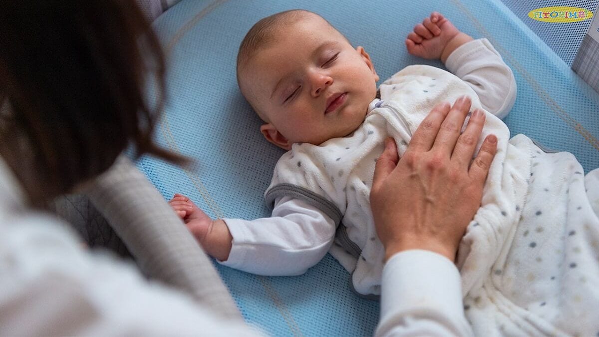 Trẻ sơ sinh có đờm cẩn được đến gặp bác sĩ khi sốt, thở khò khè, ngủ li bì,...