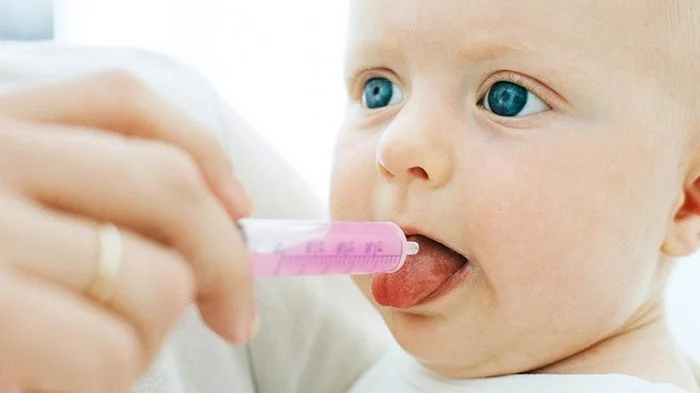 Đối với trường hợp nhẹ bác sĩ sẽ cho trẻ dùng một số loại thuốc đặc hiệu