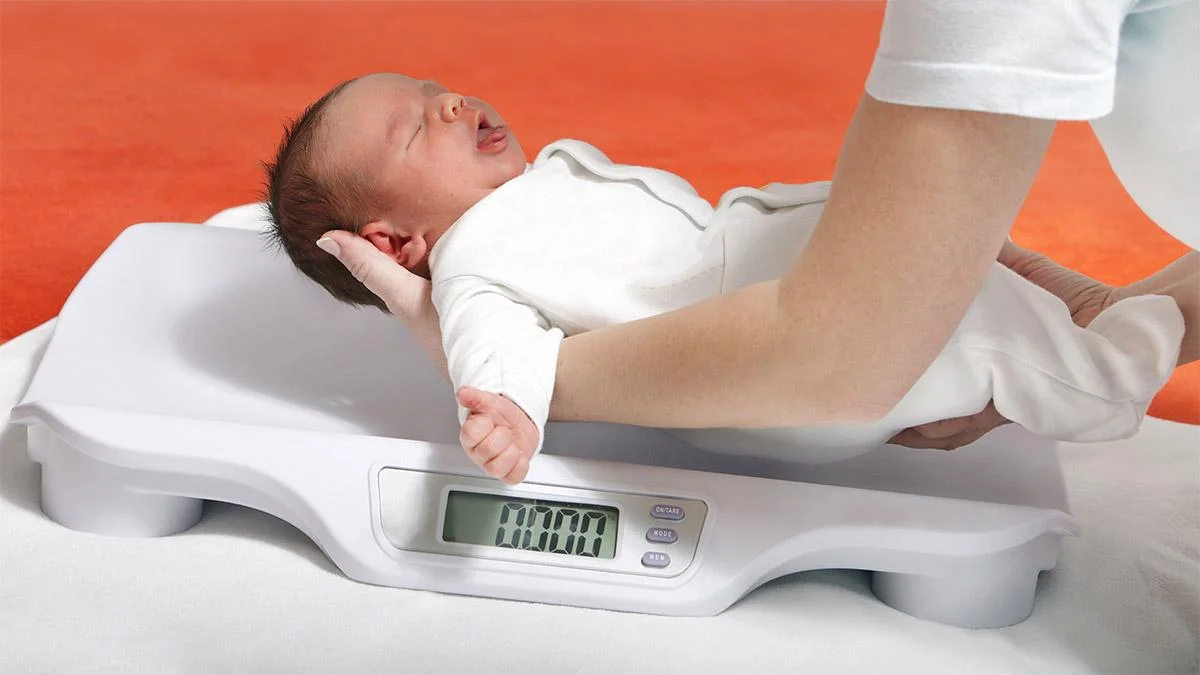 Bị sút cân là dấu hiệu thường thấy ở trẻ sơ sinh thiếu sắt