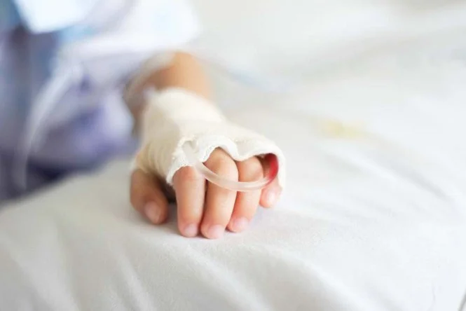 Bác sĩ sẽ truyền tĩnh mạch để cấp sắt cho trẻ