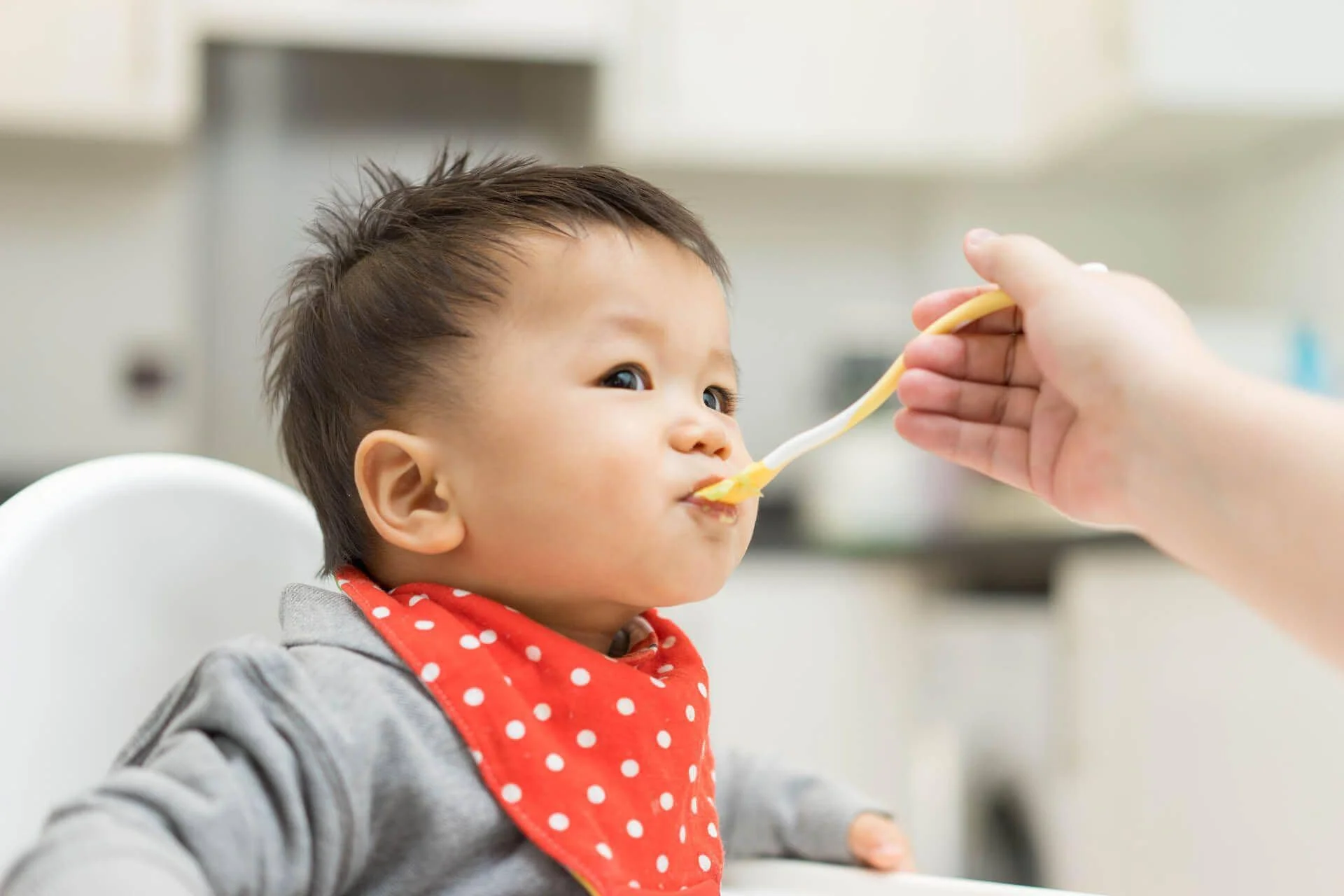 Cho bé ăn thực phẩm giàu sắt để cải thiện thiếu máu