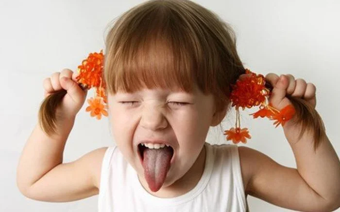 Thói quen giật tóc cũng khiến tóc trẻ bị rụng