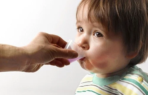 Cho bé uống siro kẽm và selen