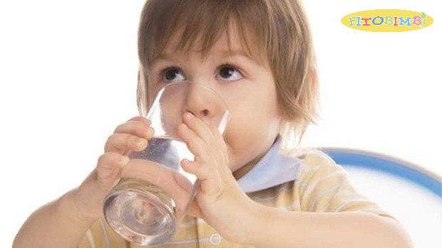 Cho trẻ uống nhiều nước để làm loãng đờm và dịu họng