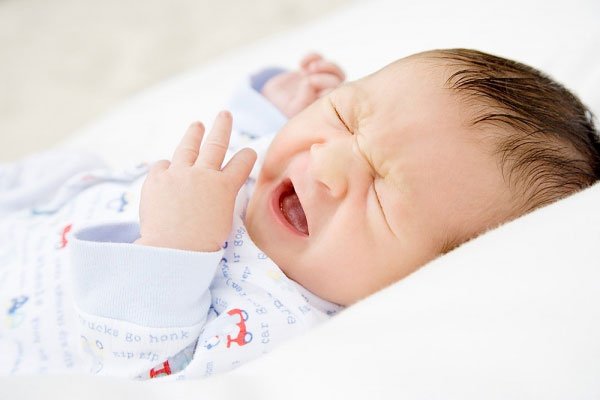 Trẻ thừa sắt thường có dấu hiệu sụt cân, quấy khóc