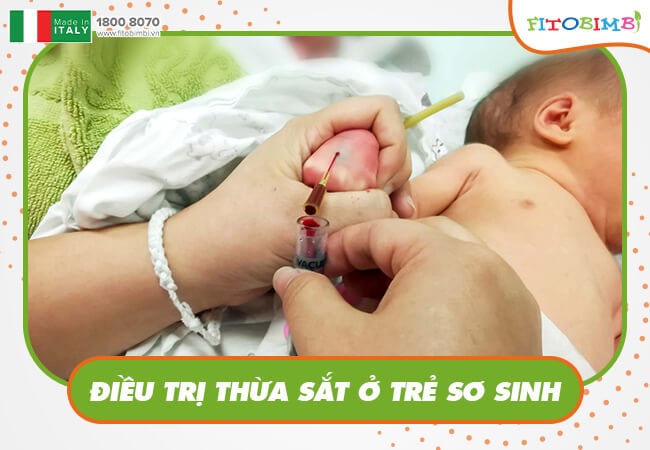 Trẻ sẽ được lấy máu thường xuyên khi thừa sắt