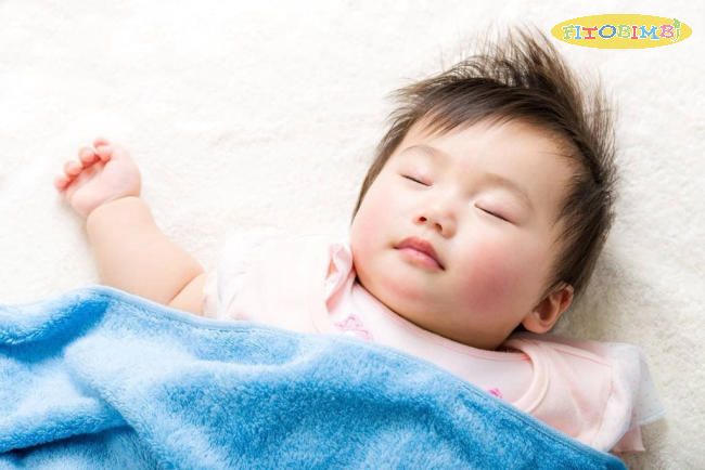 Nâng cao đầu cho bé khi ngủ