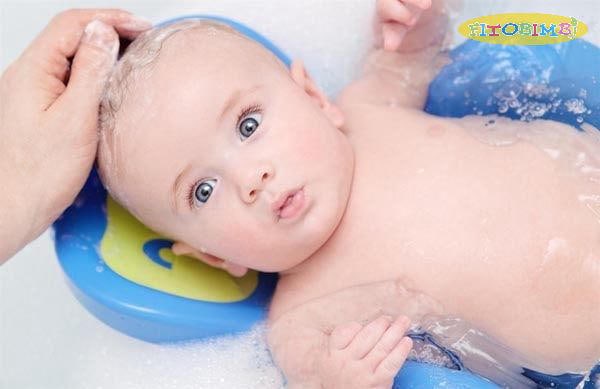 Nguyên tắc tắm cho bé khi bị viêm phổi