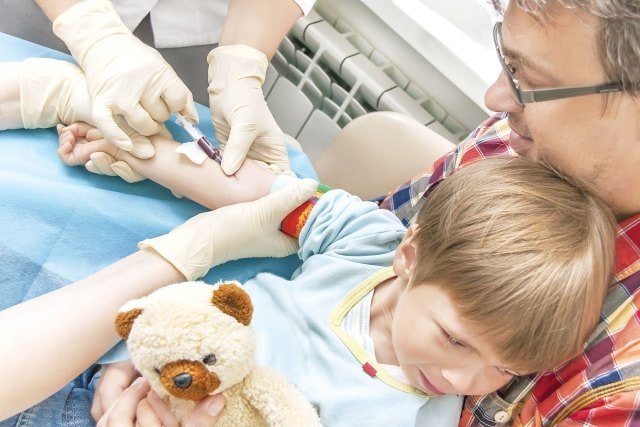 Trẻ sẽ được lấy máu thường xuyên khi thừa sắt