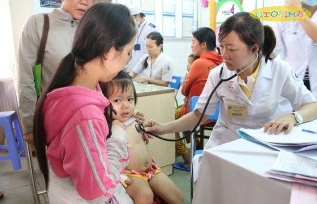 Trẻ bị viêm phổi nặng cần điều trị tại bệnh viện