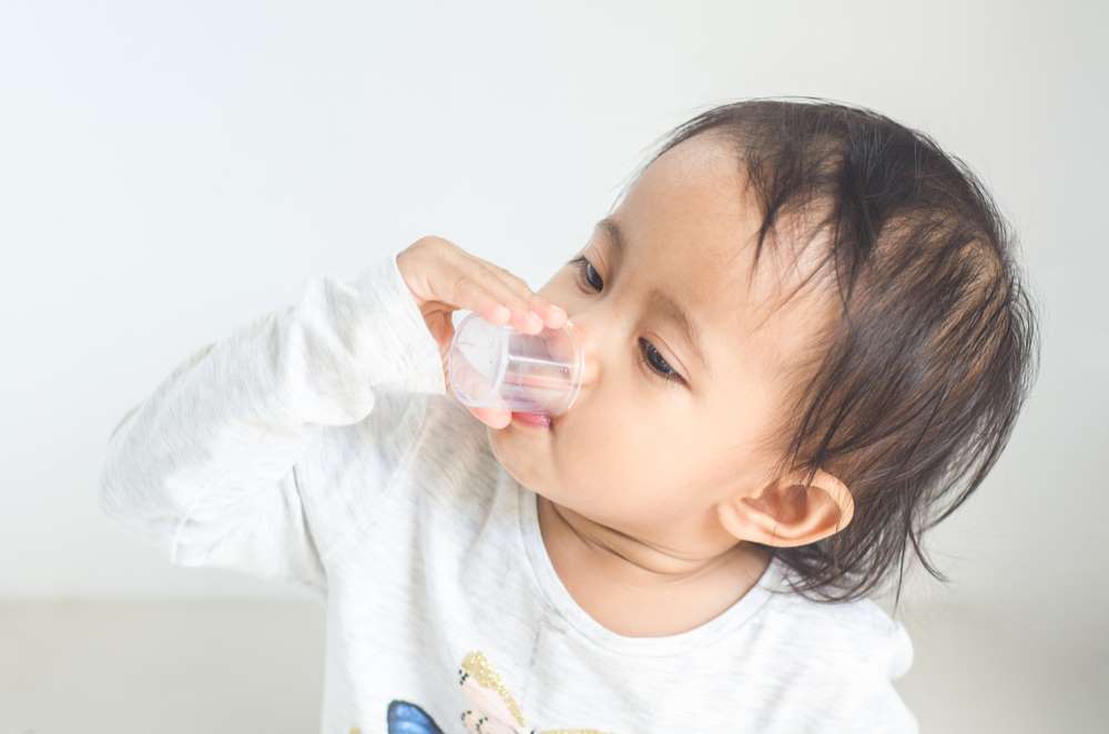 Uống sắt vào buổi tối trẻ sẽ không hấp thụ được toàn bộ hàm lượng cung cấp