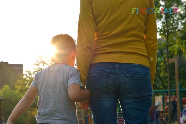 8 lời khuyên thiết thực giúp cha mẹ chăm sóc trẻ tự kỷ tốt hơn