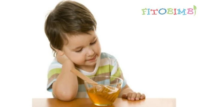 Bé ho uống mật ong có tốt không? Những lưu ý khi dùng