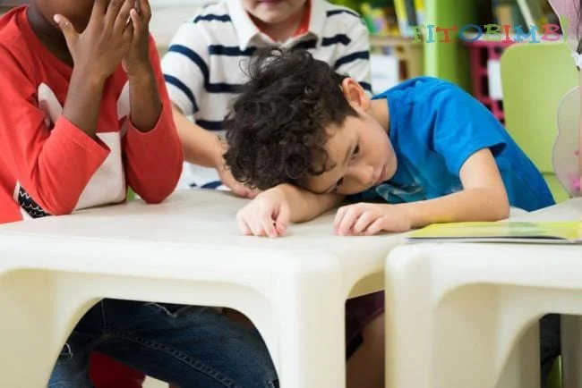 Trẻ tự kỷ ít giao tiếp xã hội