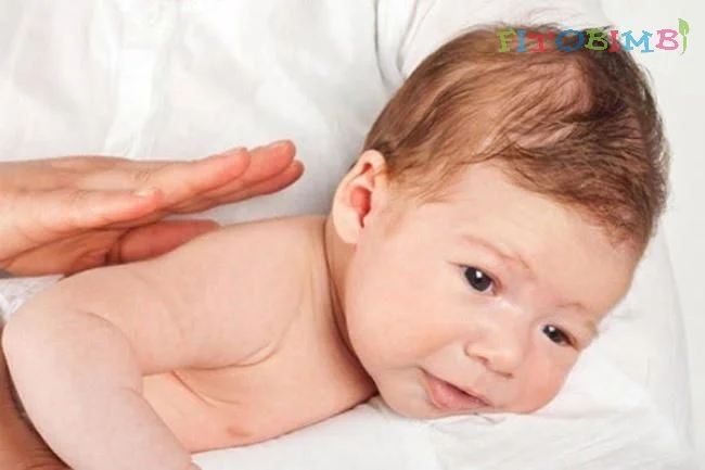 Vỗ lưng là phương pháp vật lý giúp đẩy đờm nhớt trong cổ họng ra ngoài