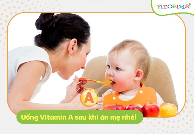 Trẻ uống vitamin A miễn phí tại trạm y tế địa phương