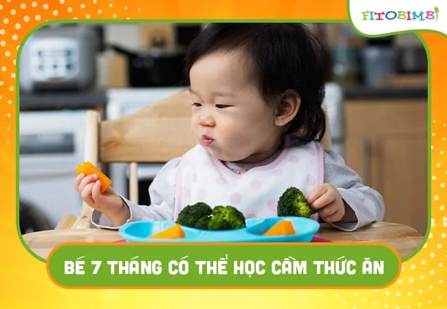 Bé 7 tháng khả năng cầm nắm đã phát triển hơn