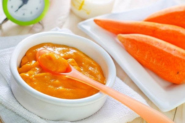 Thức ăn của bé 6 tháng nên được rây mịn