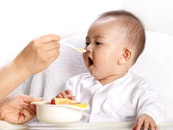Bé 5 tháng ăn dặm được chưa tùy vào nhu cầu và sự phát triển của con