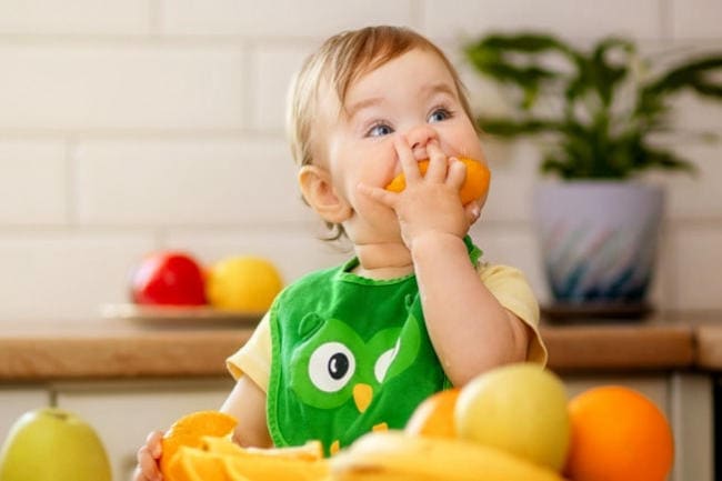 Dấu hiệu con muốn ăn dặm