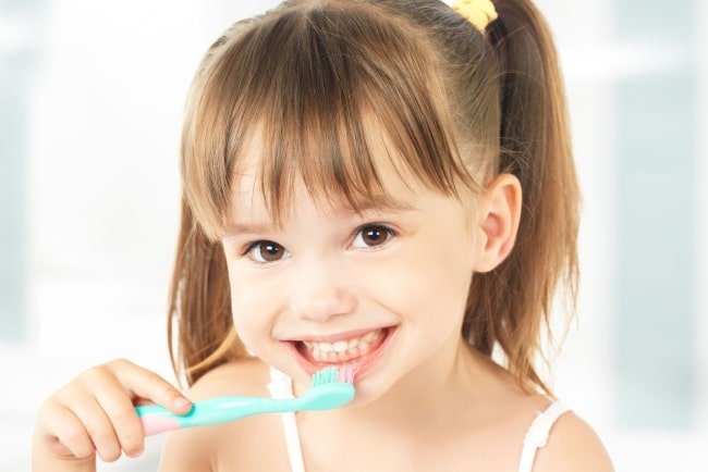Dạy bé vệ sinh răng miệng và họng đúng cách