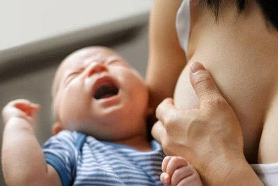 Mẹ ít sữa sẽ khiến trẻ sơ sinh biếng ăn và khó tăng cân