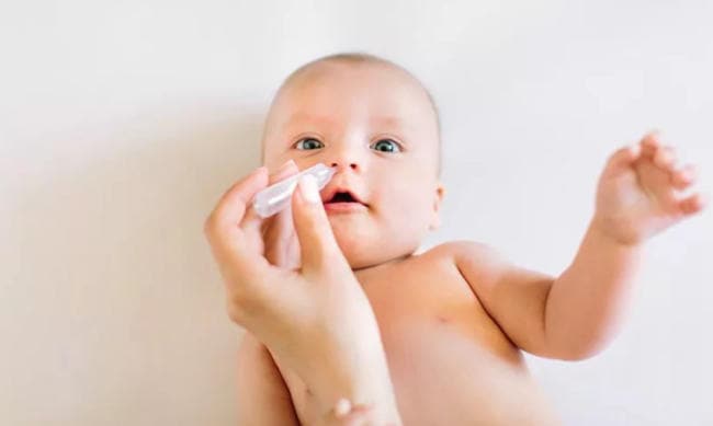 Thuốc xịt mũi dạng nước muối sinh lý có thể dùng hàng ngày cho bé