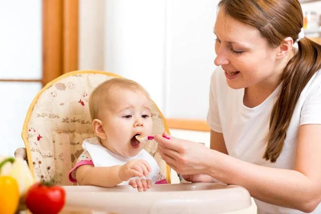 Trẻ 5 mon tuổi tác ăn dặm bao nhiêu bữa 1 ngày?