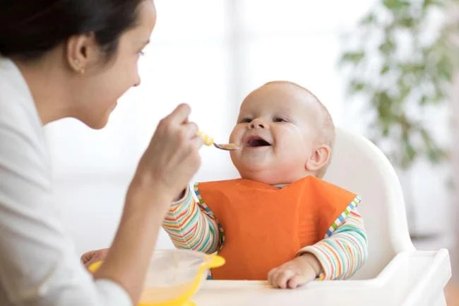 Trẻ 5 mon tuổi tác với nên ăn dặm không?