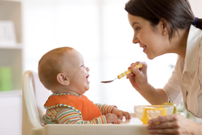 Trẻ 5 tháng tuổi có thể ăn trung bình 1 - 2 bữa ăn dặm kết hợp với 5 - 7 cữ bú mỗi ngày