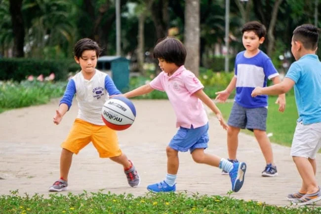 Vận động nhiều là cách giúp bé ăn ngon, tăng cân đều