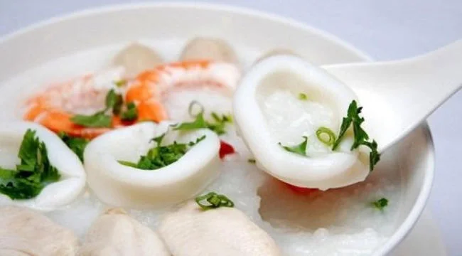 9 cách nấu cháo mực cho bé ăn dặm ngon, không tanh