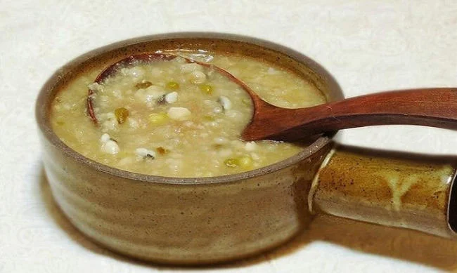 Cháo đậu xanh hạt sen cho bé ăn dặm