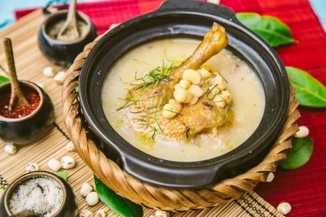 Cháo gà hạt sen cho bé