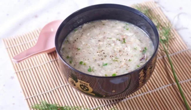 Cháo thịt bò nấm rơm cho bé ăn dặm