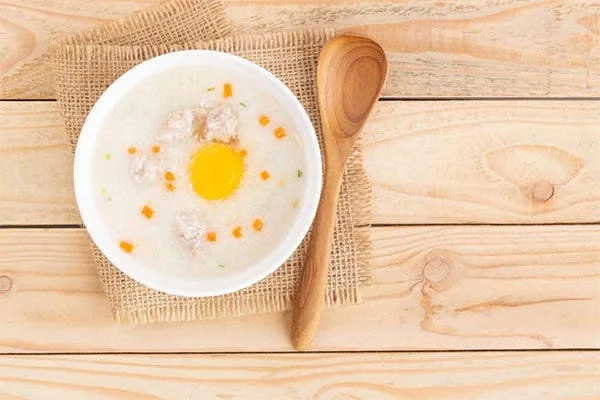 Cháo thịt bò trứng gà cho bé