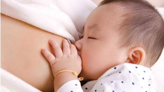 Cho trẻ sơ sinh bú sữa trong ít nhất 6 tháng