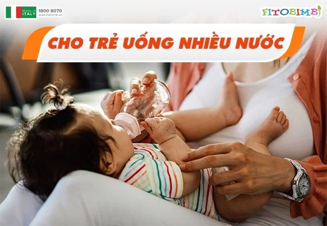 Uống nhiều nước sẽ giúp bé giảm sốt