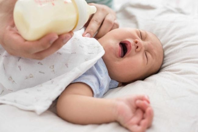 Dính thắng môi trên khiến bé khó bú sữa
