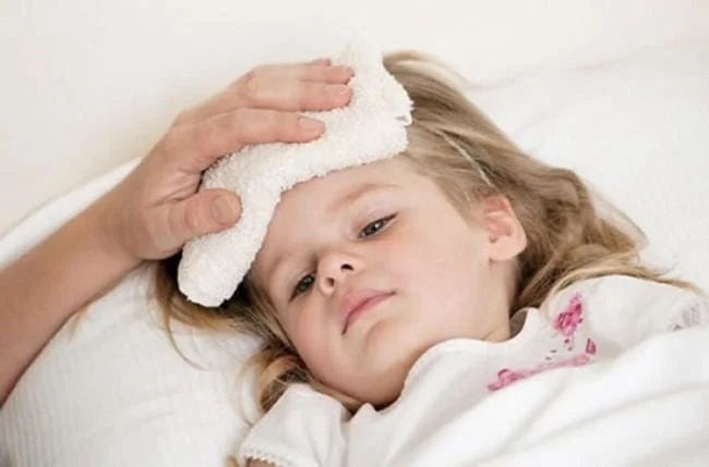Những lưu ý trong chăm sóc trẻ bị sốt