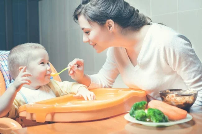 Trẻ 8 tháng tuổi bắt đầu tập ăn cá trắm