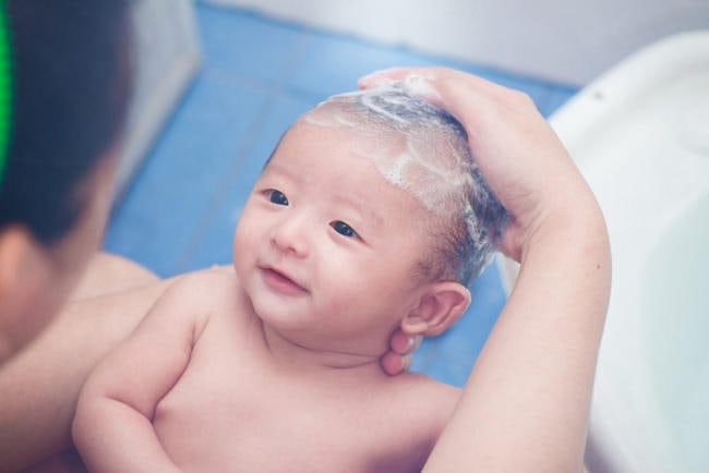 Trẻ bị sốt cần được vệ sinh thân thể thường xuyên, không nên kiêng tắm