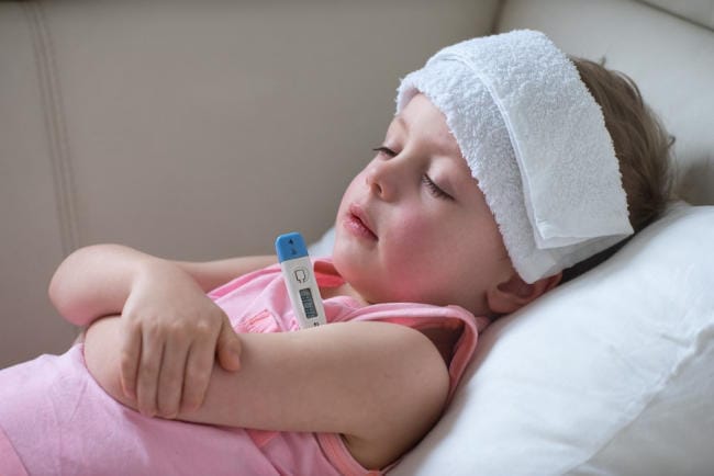 Trẻ thường bị sốt sau khi tiêm phòng