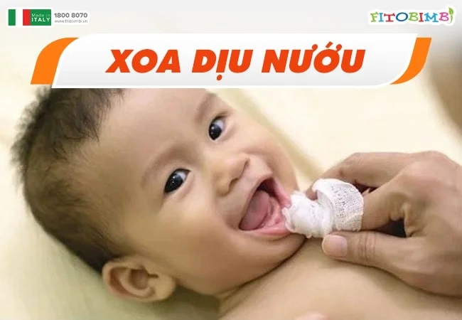 Massage vùng nướu cho bé